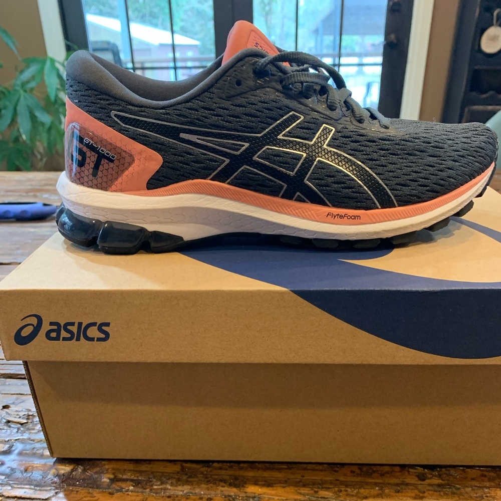 ASIC GT 1000 9. Women’s 8.5.